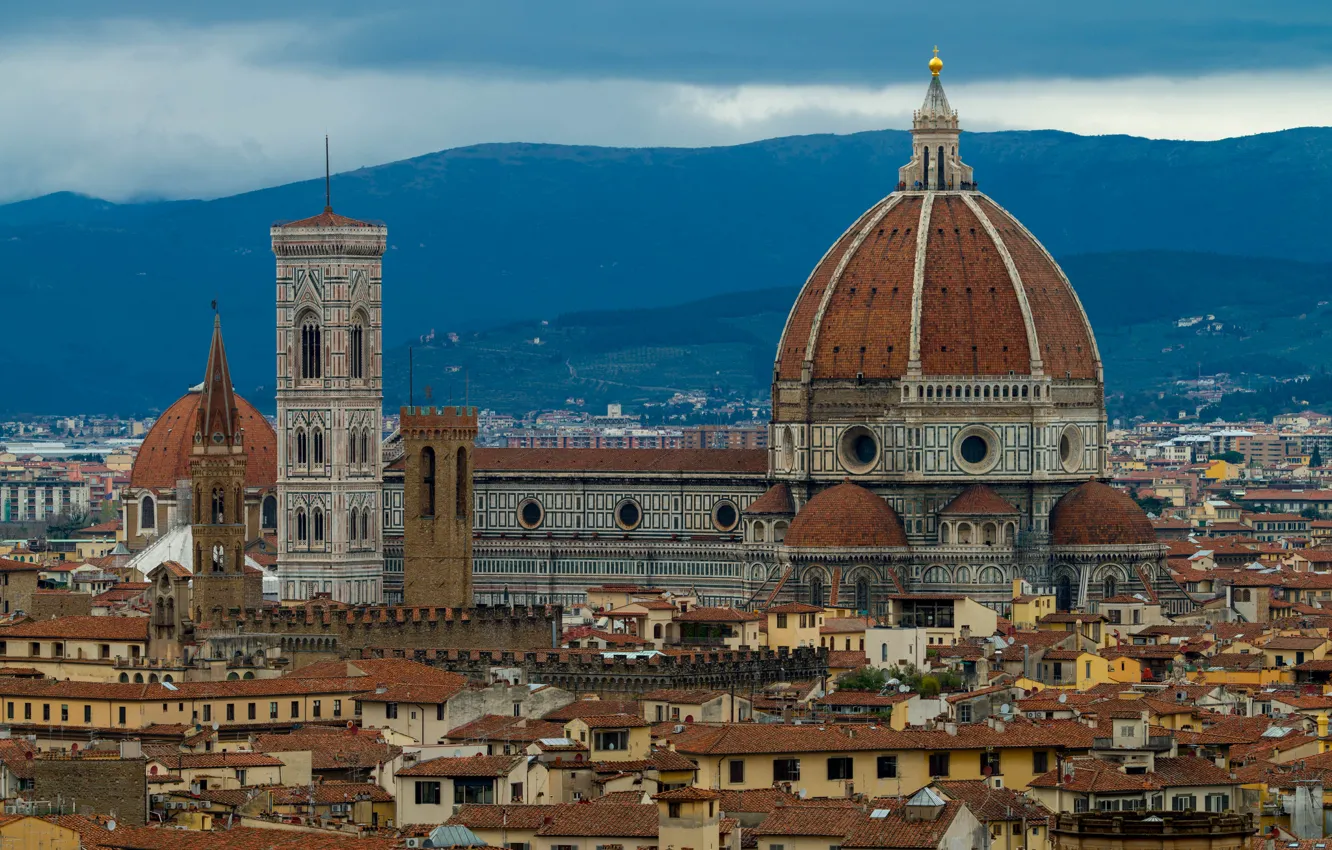 Фото обои горы, дома, Италия, панорама, Флоренция, купол, колокольня Джотто, собор Санта-Мария-дель-Фьоре