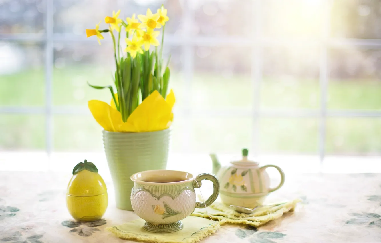 Фото обои цветы, стол, чай, чайник, чашка, ваза, натюрморт, нарцисс