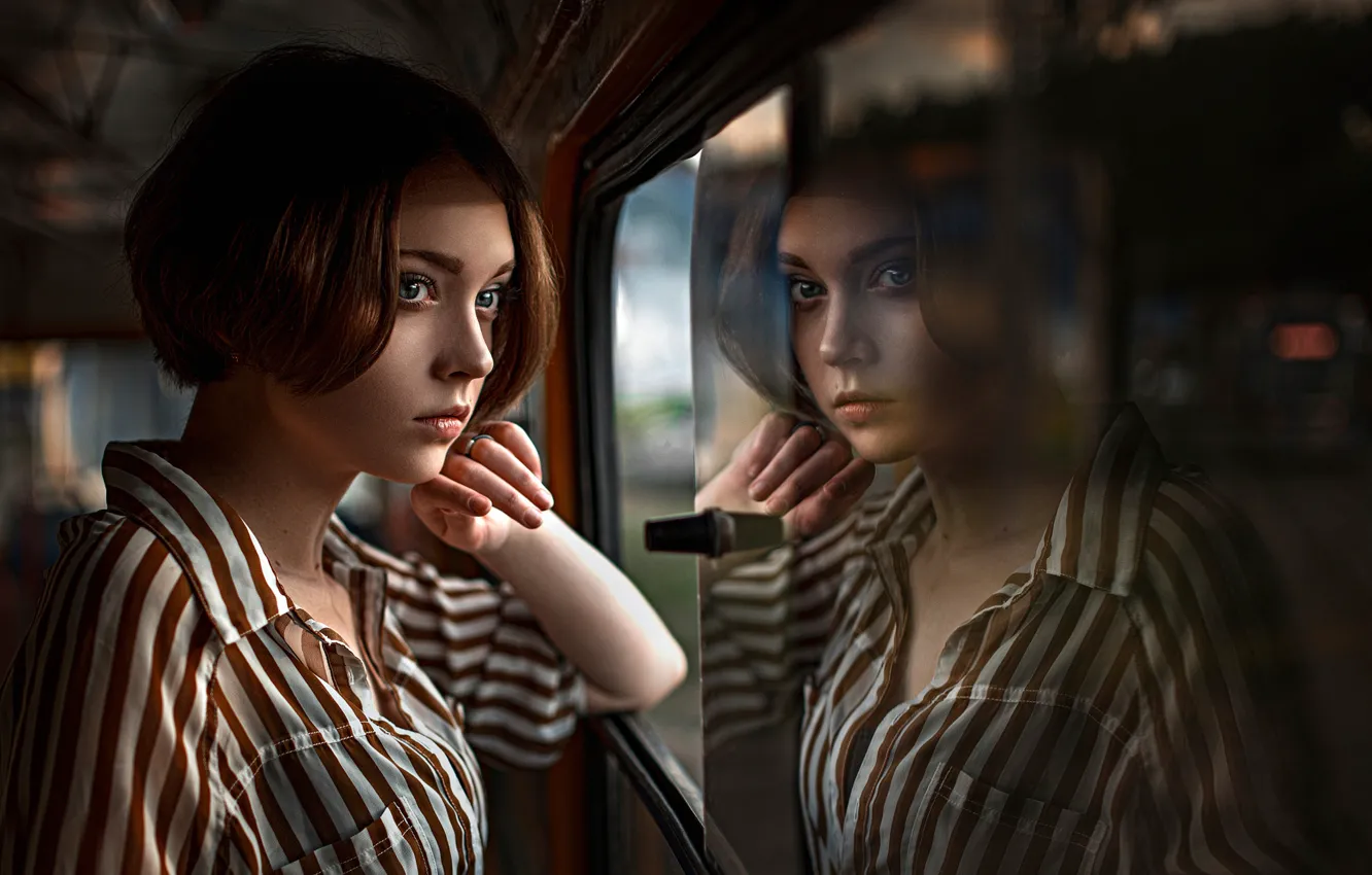 Фото обои отражение, окно, Россия, прелесть, Оля, Георгий Чернядьев, Ольга Пушкина
