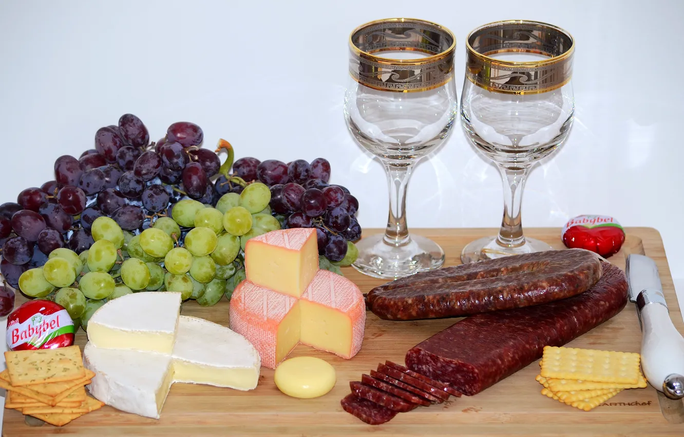 Фото обои стол, сыр, бокалы, виноград, нож, колбаса, боке