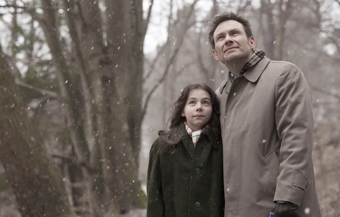 Фото обои снег, девочка, актёр, Maja Arsovic, Christian Slater