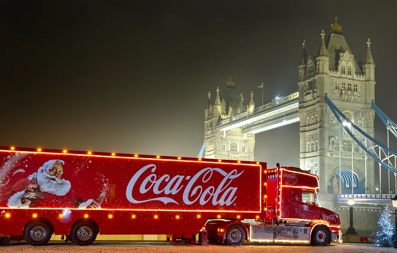 Фото обои новый год, рождество, coca cola, Кока кола, новогодний грузовик, christmas truck, реклама coca cola, Санта …