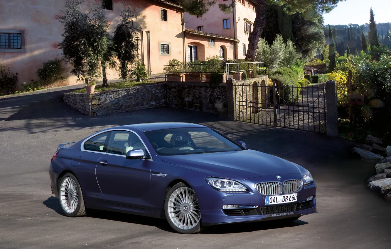 Фото обои дорога, авто, забор, особняк, синий авто, Alpina B6
