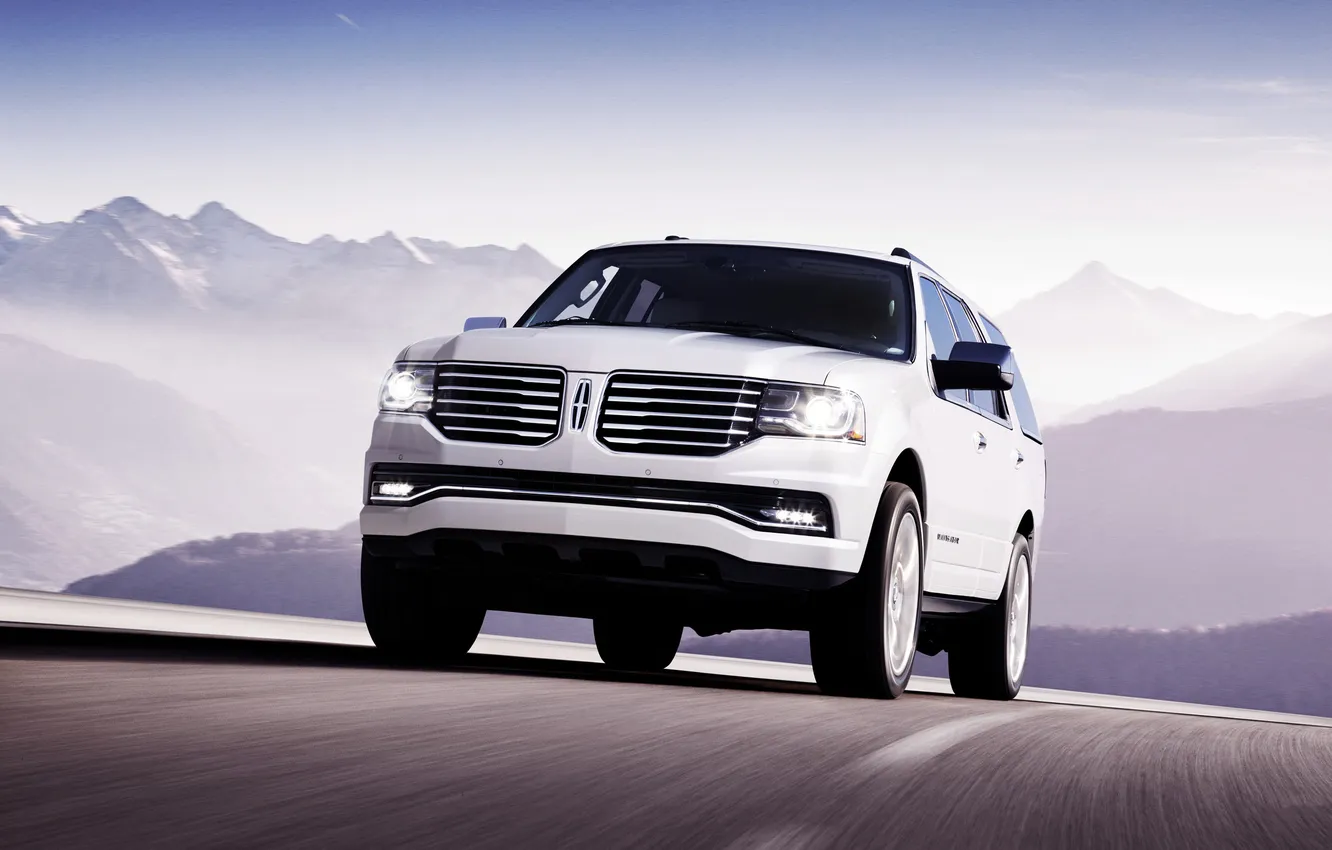 Фото обои Авто, Дорога, Белый, Машина, День, Внедорожник, В Движении, Lincoln Navigator