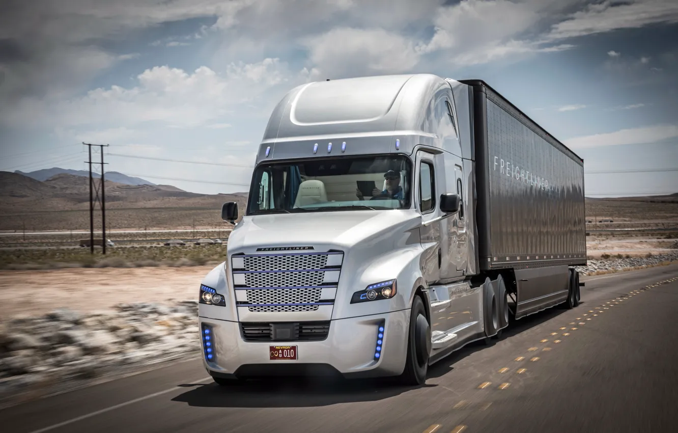 Фото обои пустыня, скорость, трасса, грузовик, Truck, тягач, Freightliner, Daimler