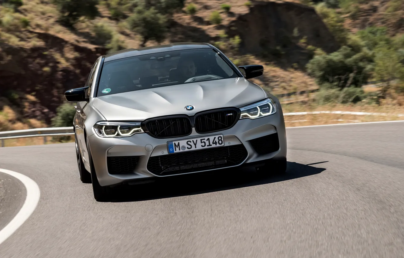 Фото обои серый, BMW, седан, 4x4, 2018, четырёхдверный, M5, V8