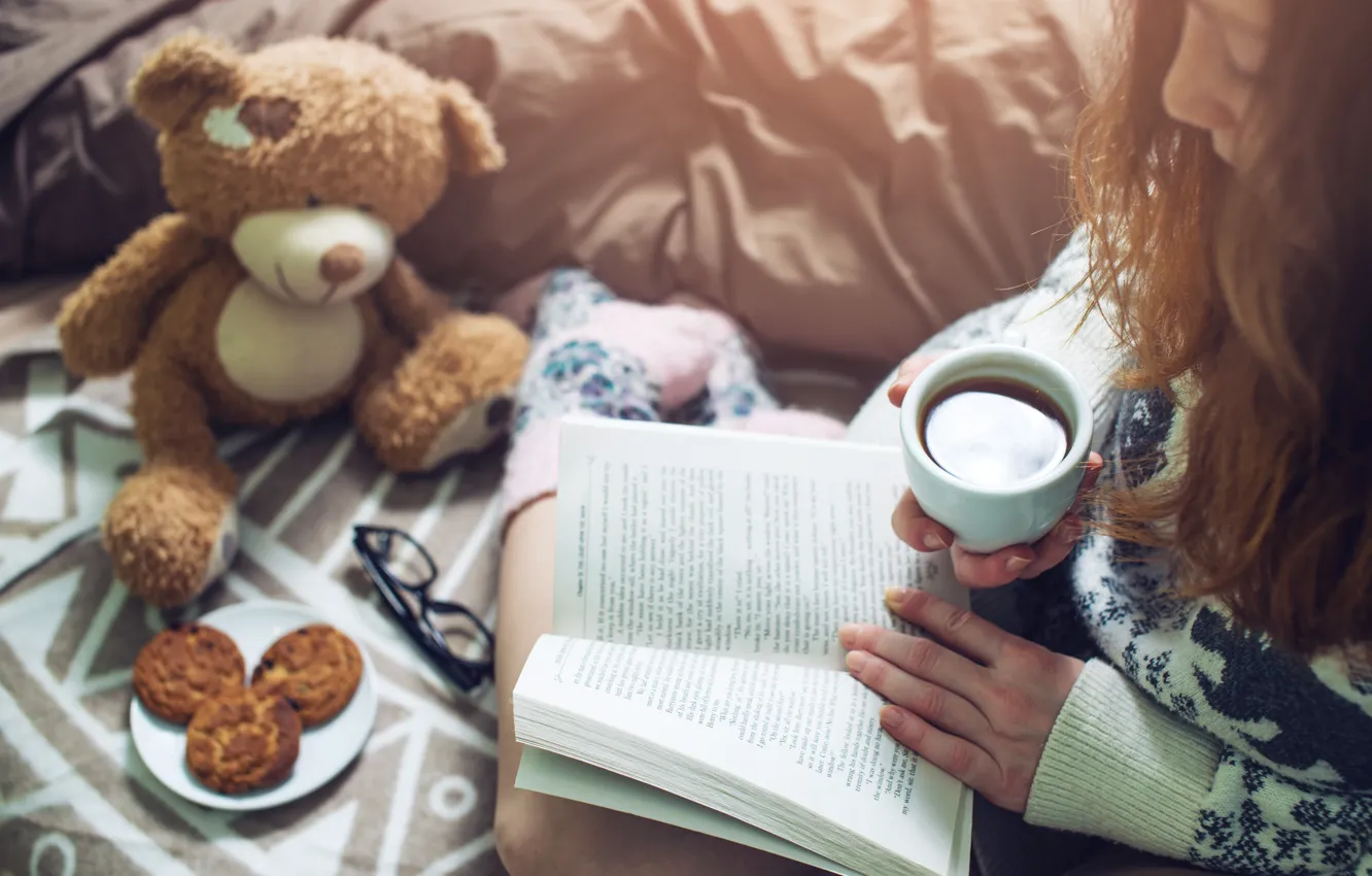 Фото обои девушка, кофе, печенье, Girl, чашка, постель, книга, book