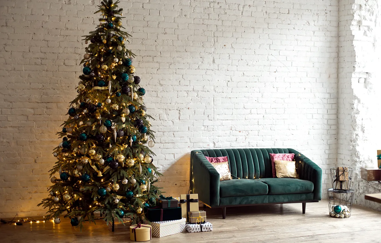 Фото обои диван, елка, интерьер, подарки, Новый год, гирлянда