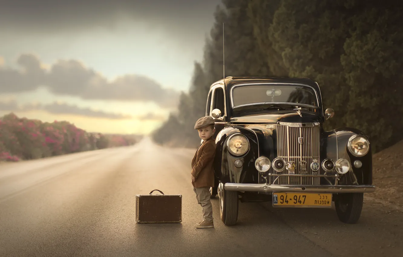 Фото обои дорога, машина, мальчик, чемодан