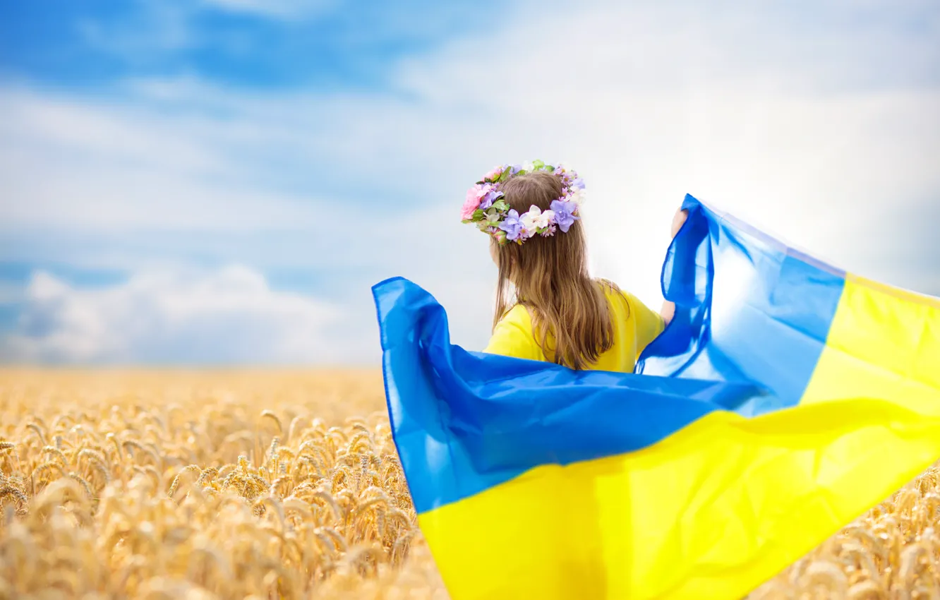 Фото обои Поле, Флаг, Ребенок, Девочка, Пшеница, Украина, Сзади