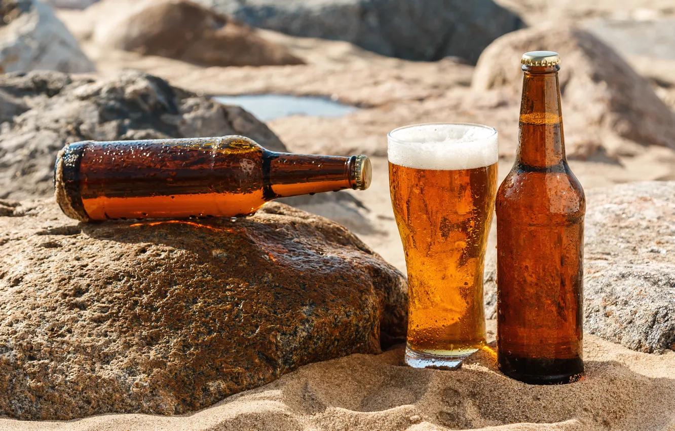 Фото обои песок, солнце, стакан, камни, пиво, бутылки