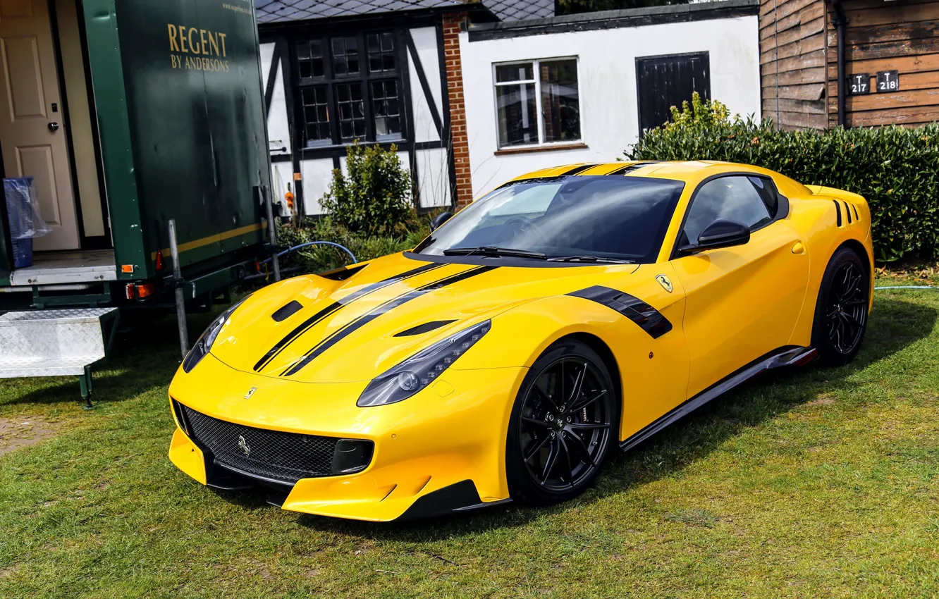 Фото обои Ferrari, F12, yard, TDF