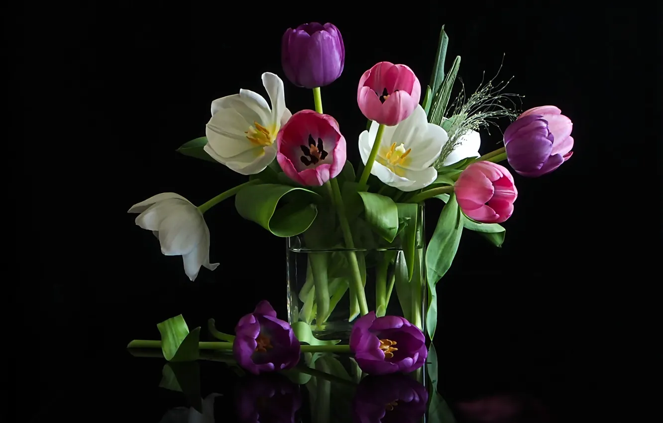 Фото обои цветы, букет, тюльпаны, ваза, черный фон