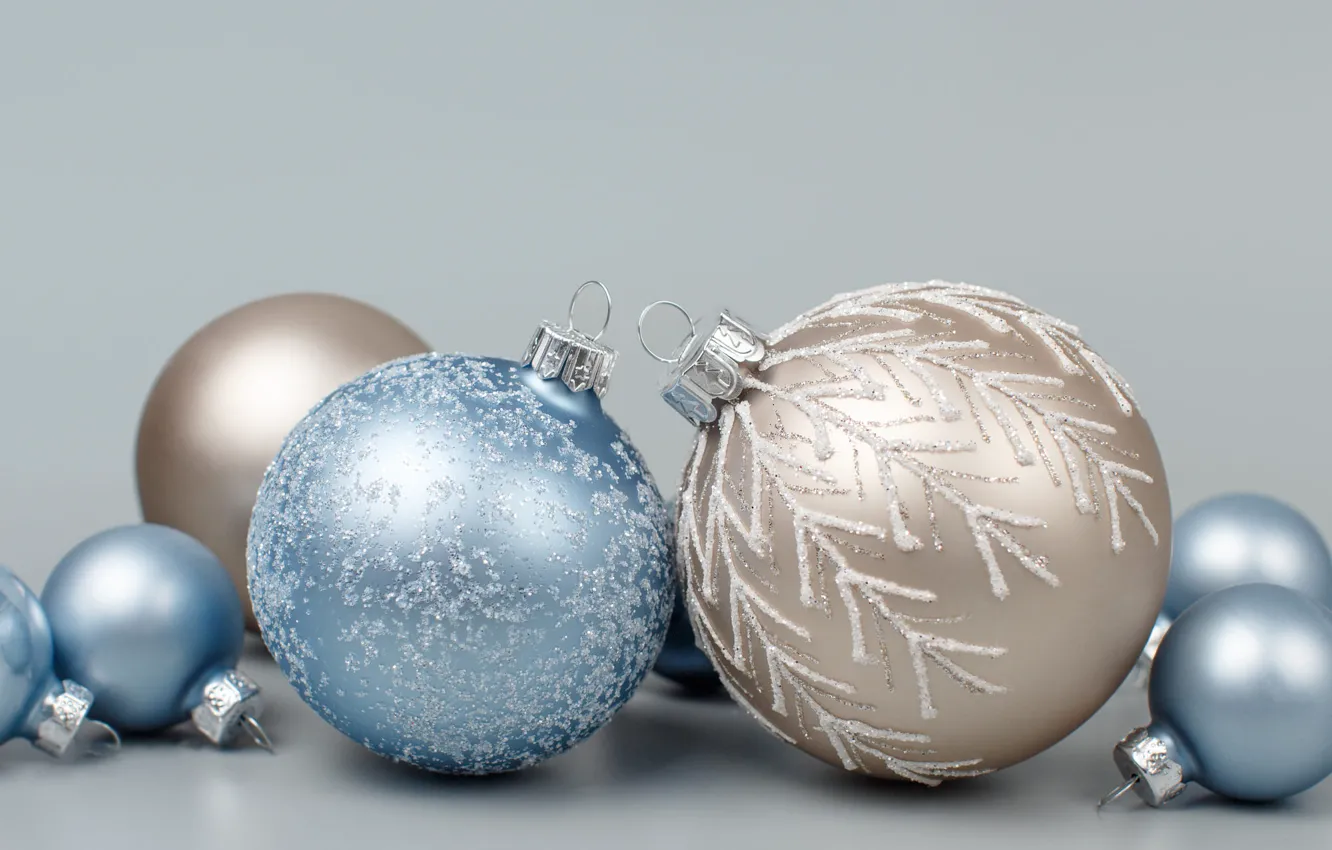 Фото обои зима, шарики, праздник, шары, голубые, Рождество, Новый год, светлый фон