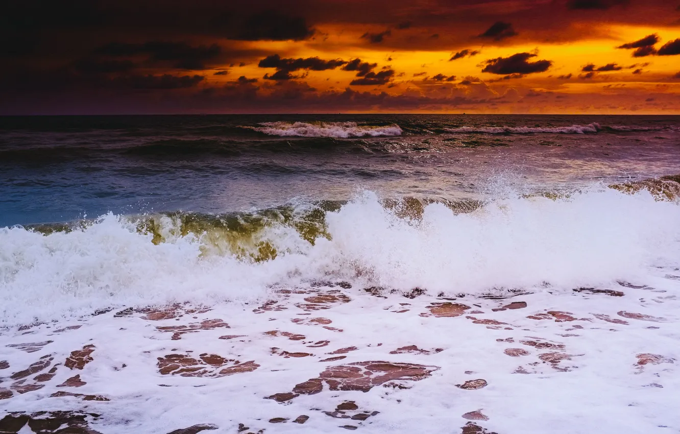 Фото обои море, волны, облака, закат, горизонт, оранжевое небо