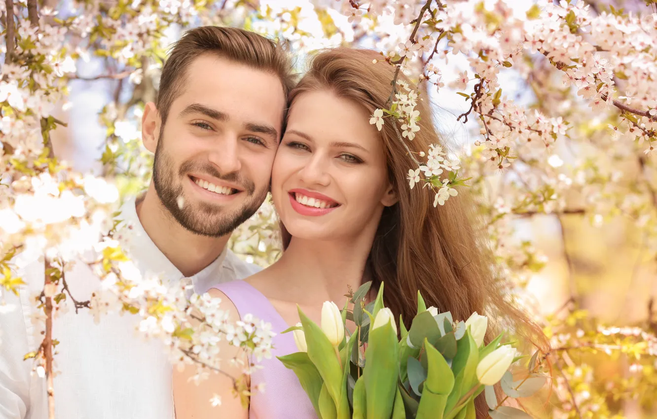 Фото обои девушка, радость, цветы, улыбка, весна, тюльпаны, мужчина, love