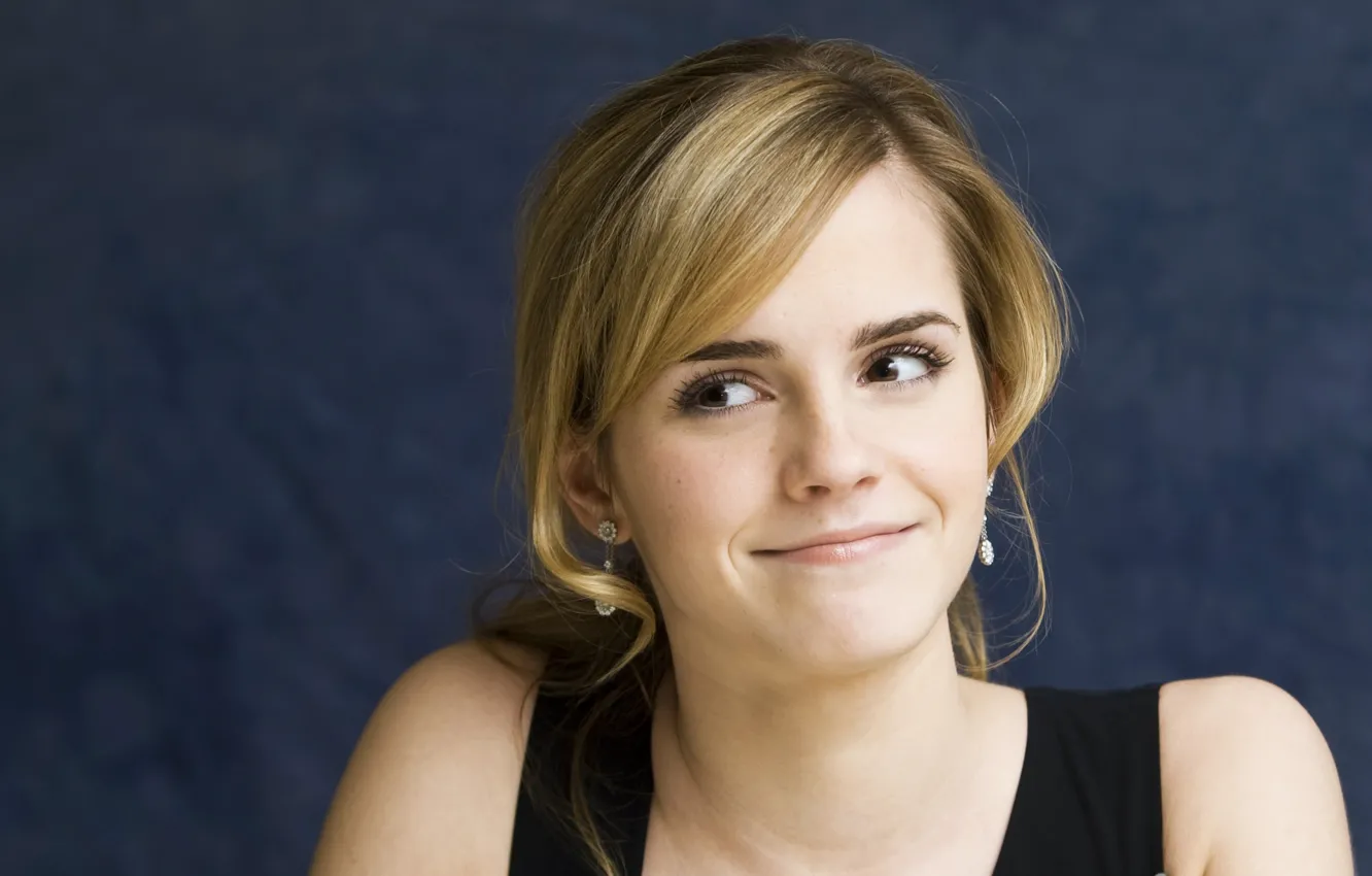 Фото обои взгляд, улыбка, актриса, красотка, красивая, Эмма Уотсон, Emma Watson, синий фон