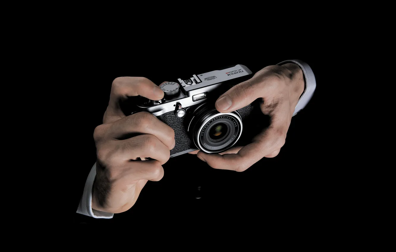 Фото обои руки, фотоаппарат, фотограф, объектив, мужчина, фотокамера, Fujifilm, X100s