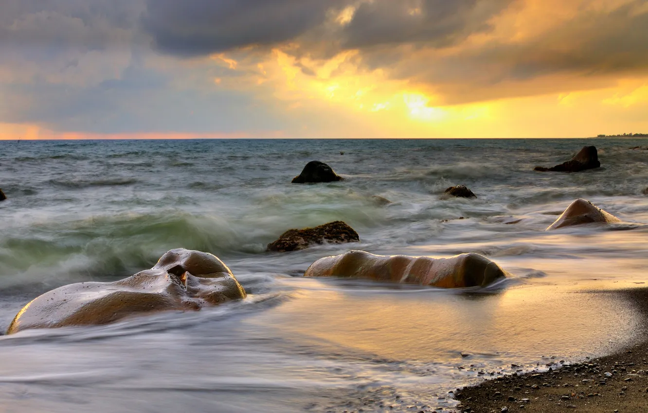 Фото обои песок, море, закат, тучи, камни, горизонт, прибой, глыбы