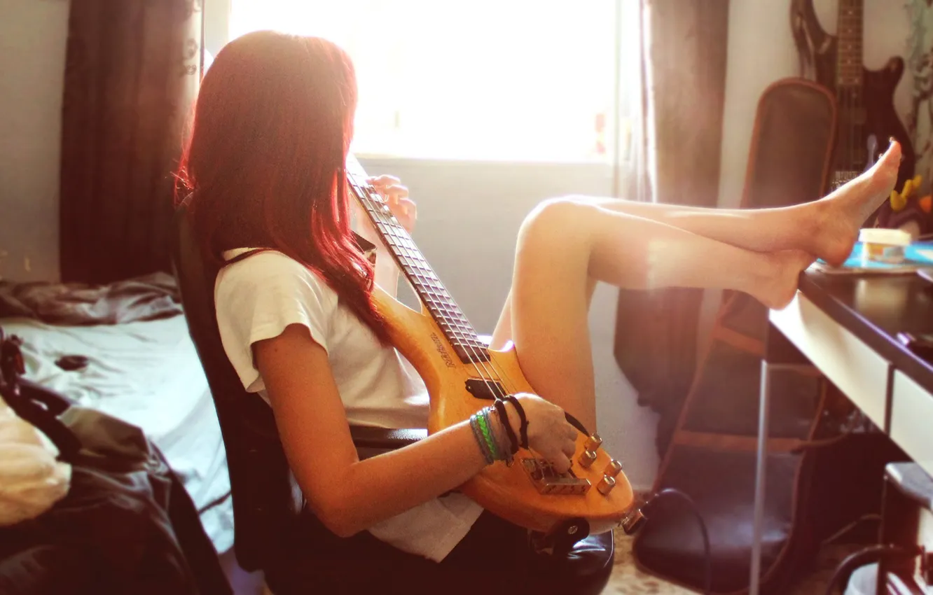 Фото обои девушка, солнце, комната, ноги, игра, bass, окно, play