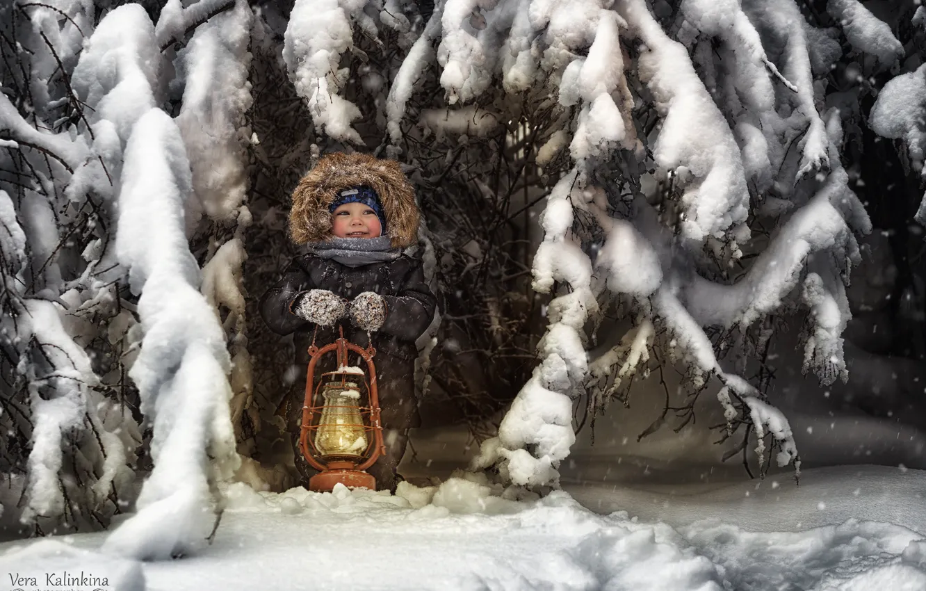 Фото обои зима, снег, радость, лампа, мальчик, холодно