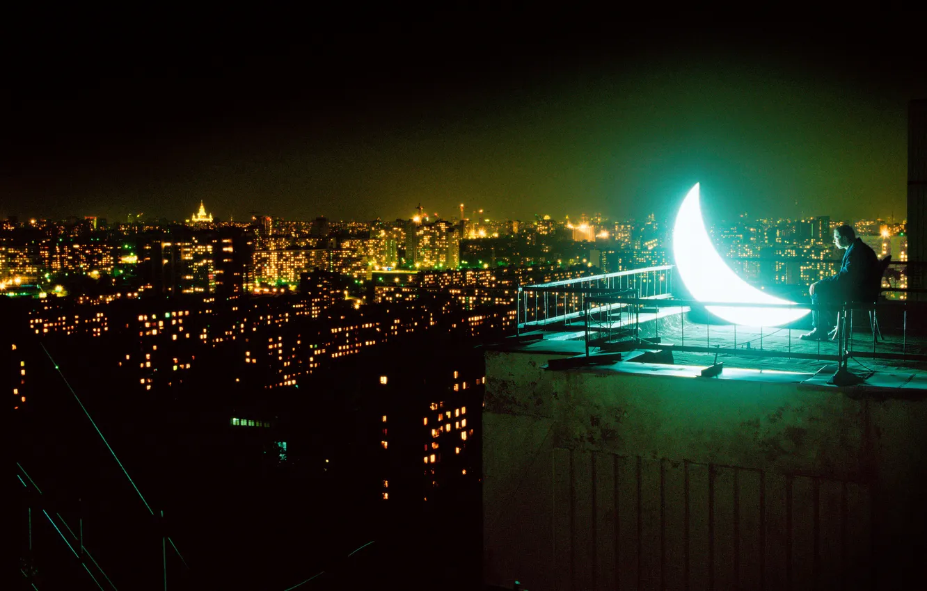 Фото обои свет, ночь, город, огни, темнота, луна, человек, окна