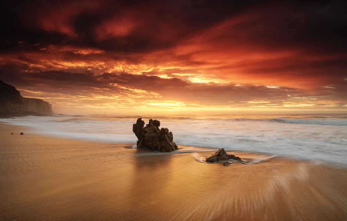Фото обои море, волны, пляж, облака, восход, камень, горизонт
