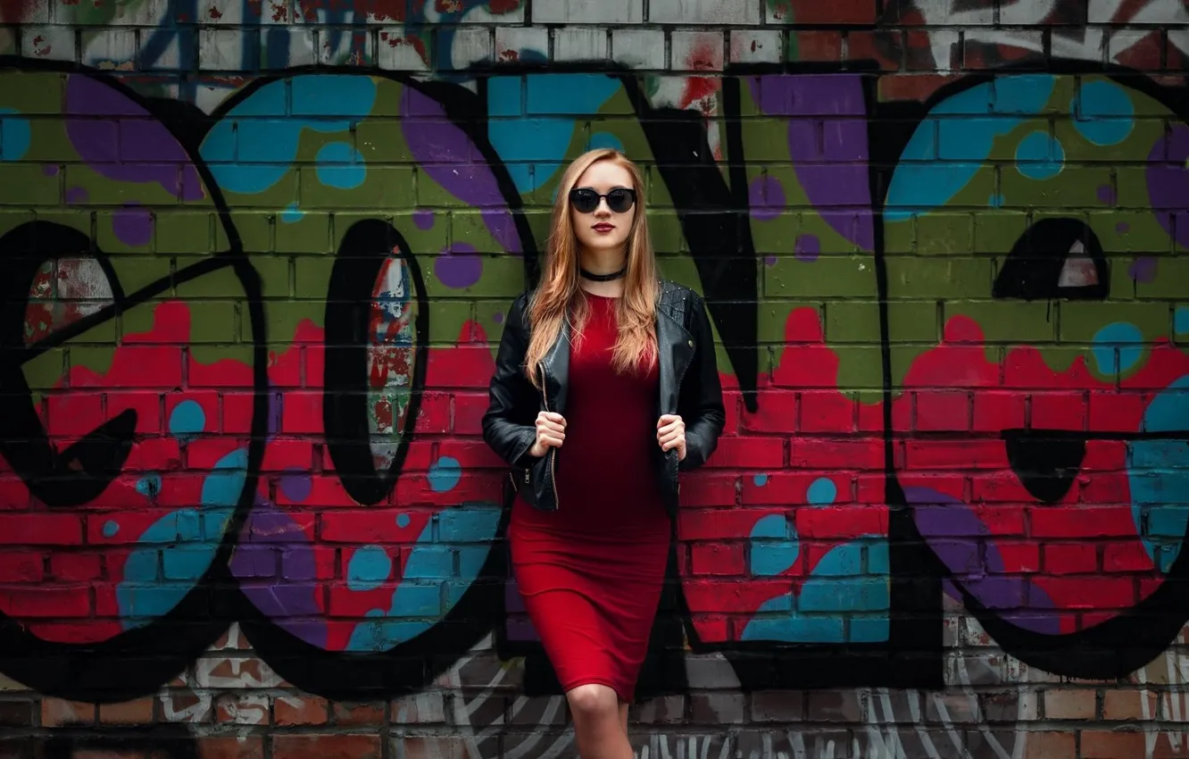Фото обои girl, wall, graffiti, dress, blonde, glasses
