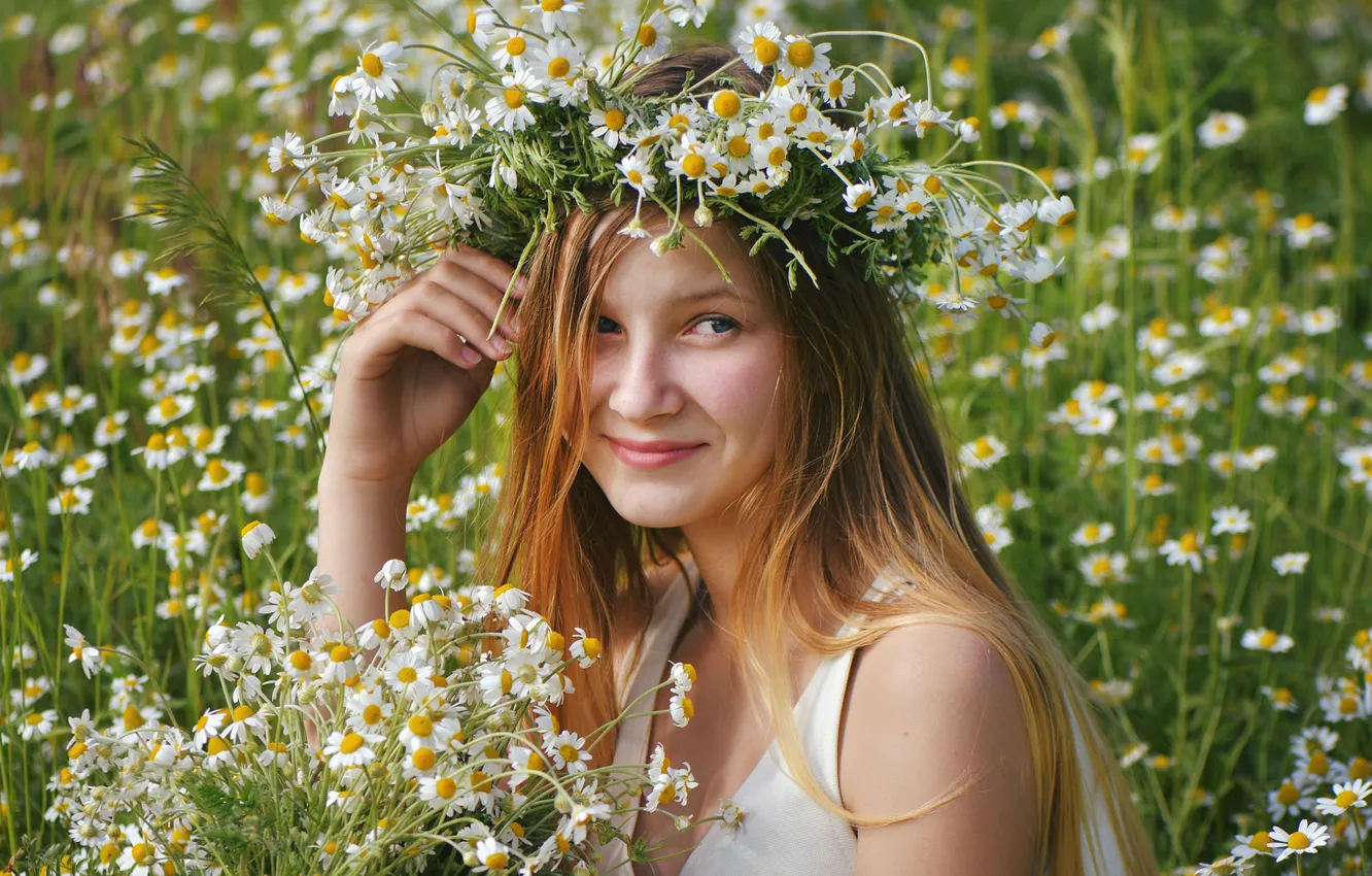 Фото обои поле, лето, взгляд, девушка, цветы, природа, поза, улыбка