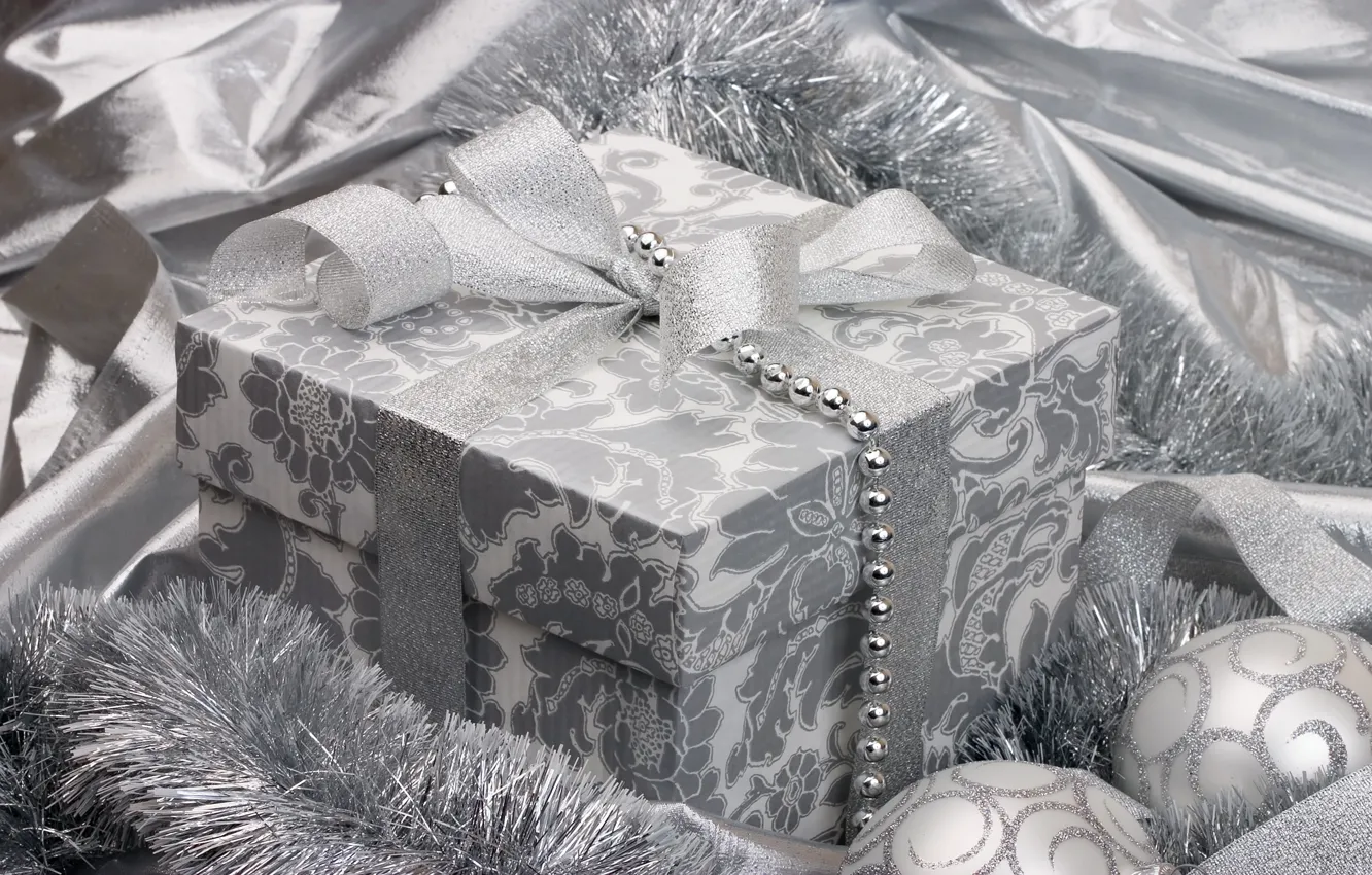 Фото обои праздник, подарок, шары, черно-белый, игрушки, серебро, новый год, серебристый