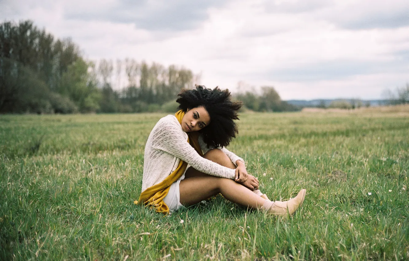 Фото обои girl, grass, sky, field, clouds, lips, hair, sweater