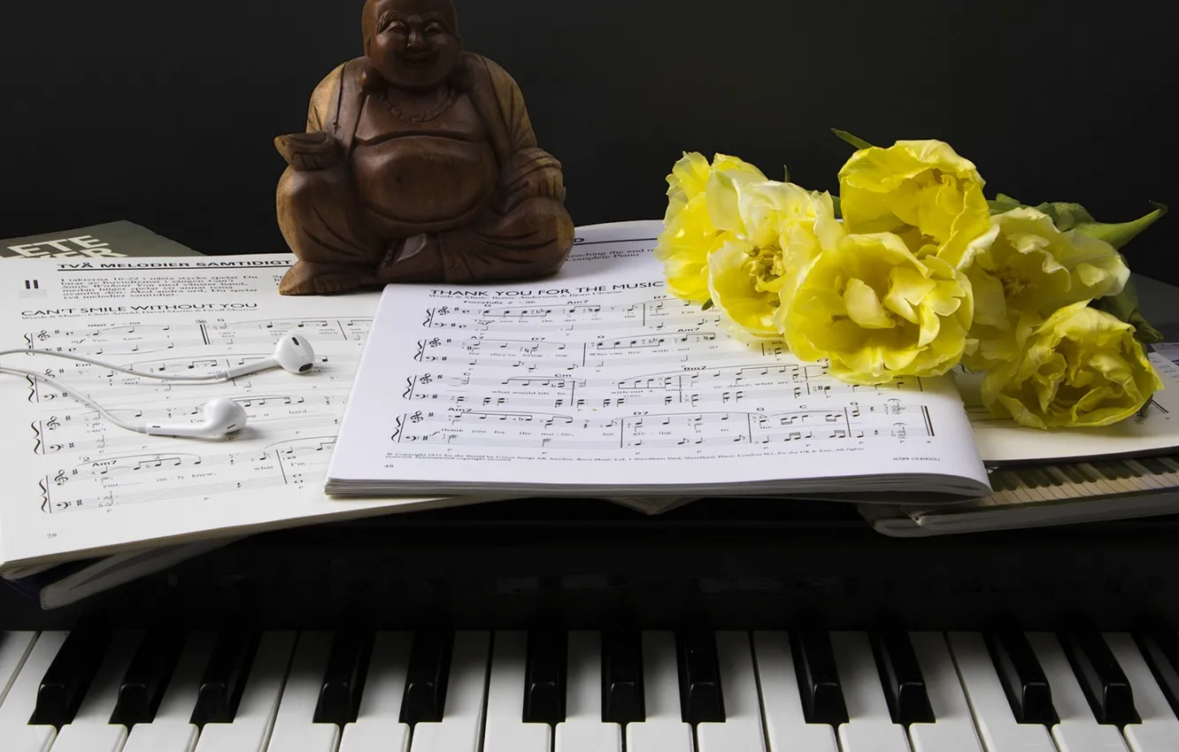 Фото обои цветы, стиль, ноты, наушники, клавиши, тюльпаны, статуэтка, пианино
