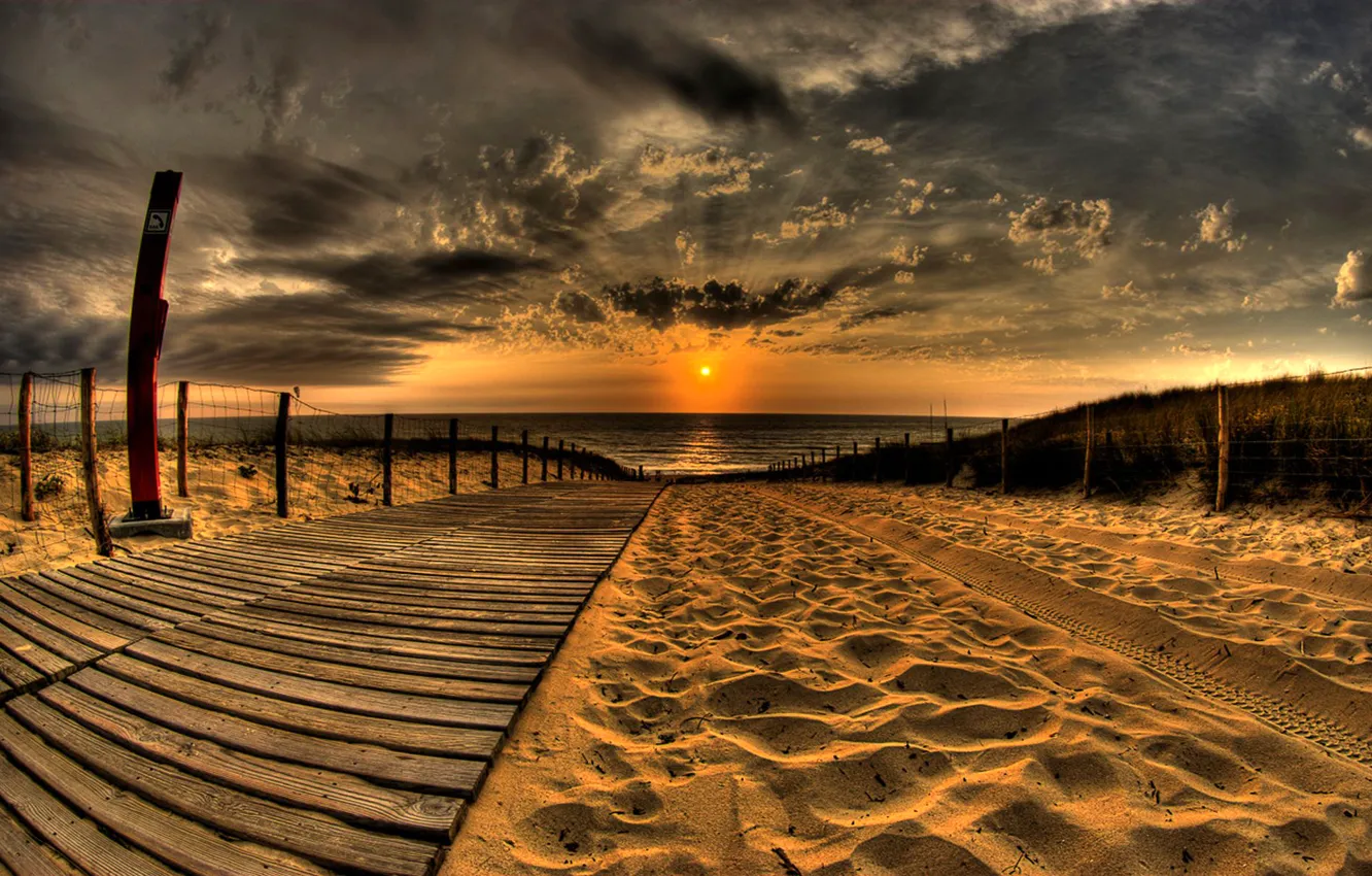 Фото обои песок, море, небо, облака, закат, забор, hdr, дорожка
