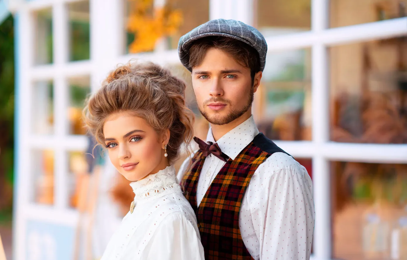 Фото обои взгляд, девушка, дома, серьги, прическа, пара, блузка, кепка