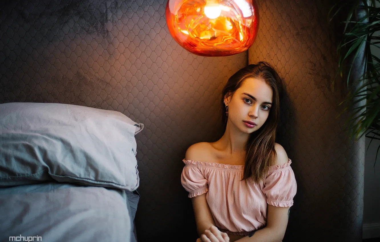 Фото обои взгляд, девушка, свет, сидит, плечи, Maksim Chuprin, Ксения Немая