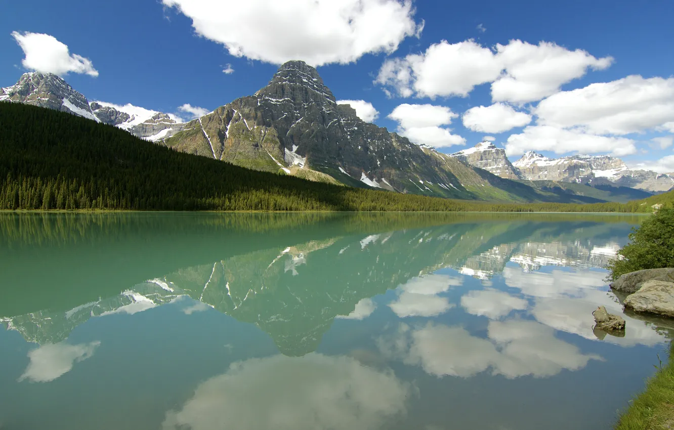 Фото обои лес, небо, облака, горы, озеро, отражение, Канада, Альберта