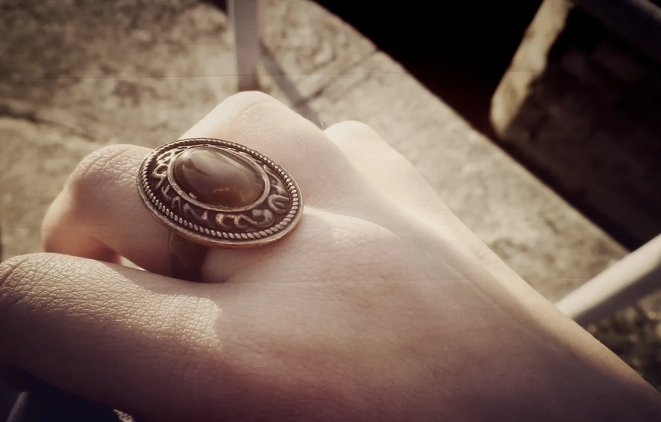 Фото обои камень, рука, кольцо, пальцы, украшение