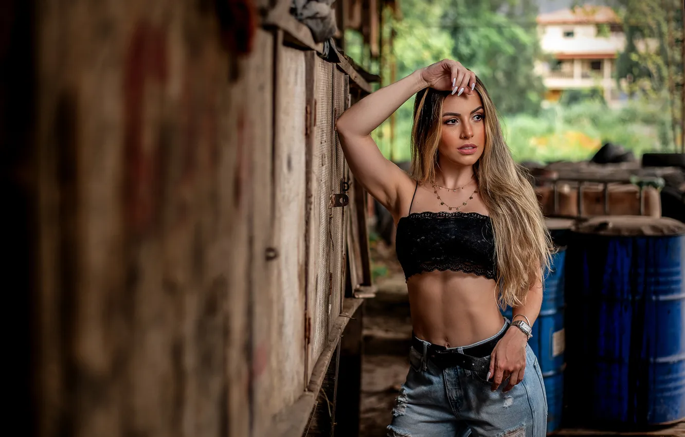 Фото обои девушка, стена, доски, джинсы, блондинка, топик