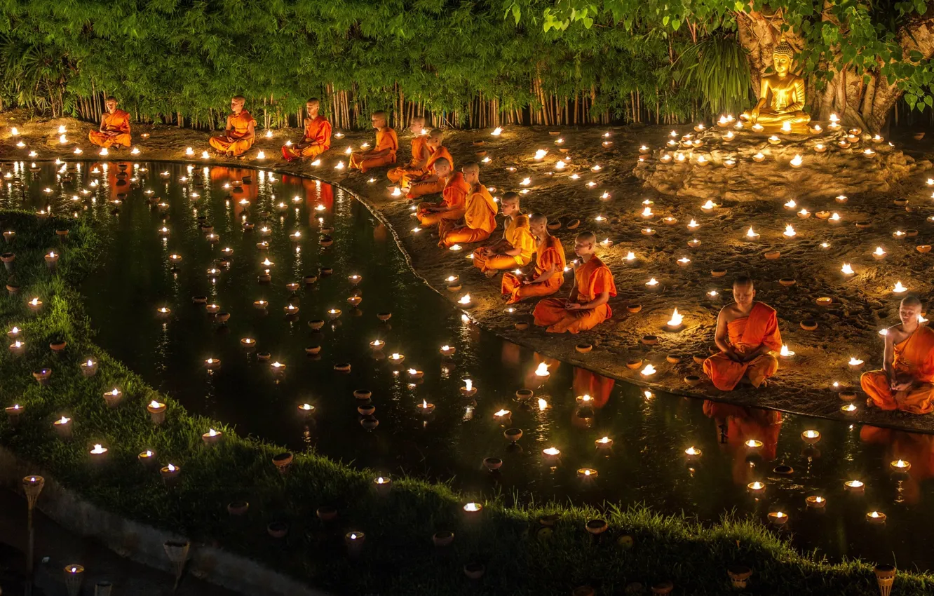 Фото обои вода, ночь, свечи, будда, молитва, буддизм, монахи, буддийский храм