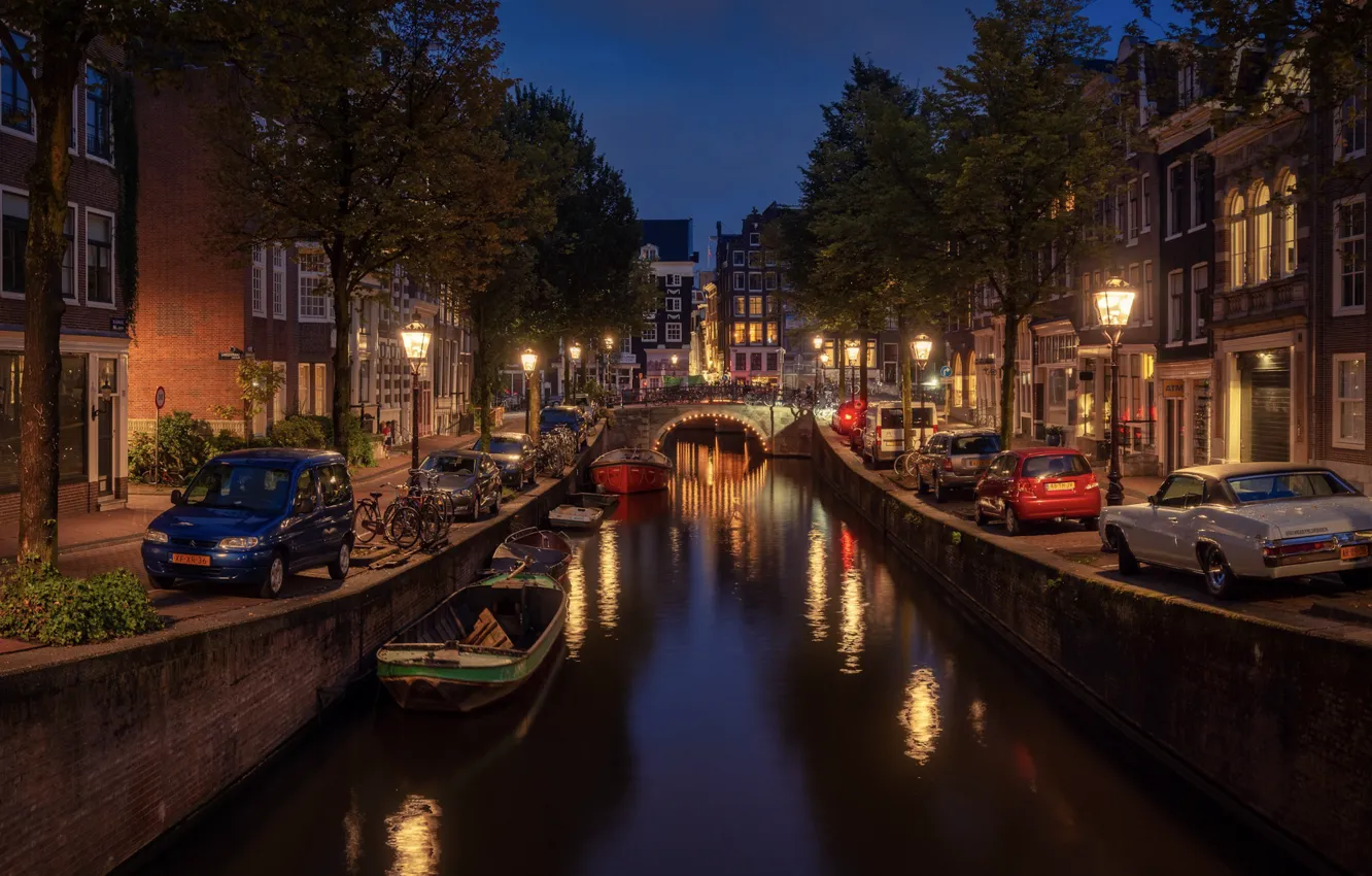 Фото обои машины, мост, город, здания, дома, лодки, освещение, Амстердам