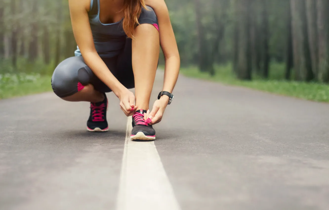 Фото обои woman, pose, slippers, endurance, running, outdoor activity