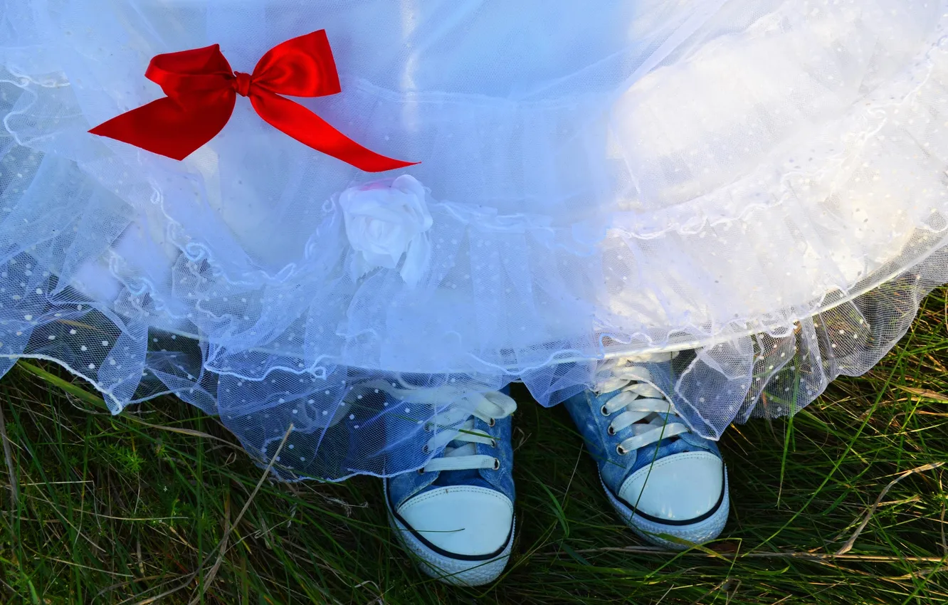 Фото обои трава, кеды, платье, свадебное платье, красный бант