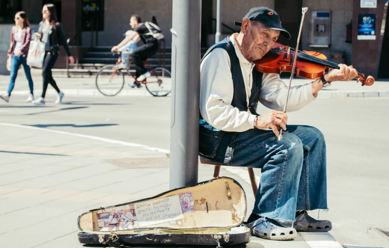 Фото обои улица, скрипка, человек