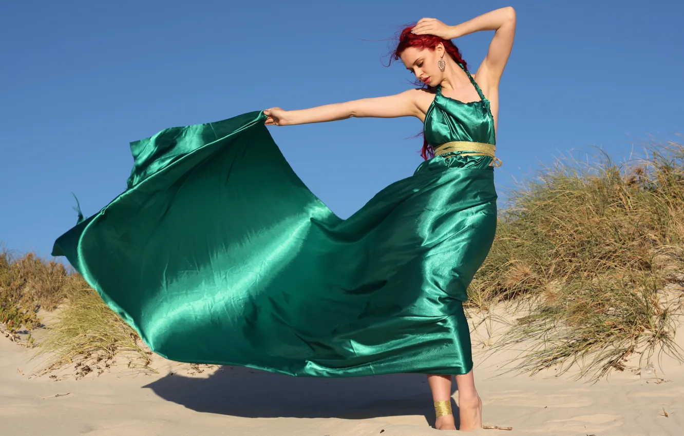 Фото обои песок, девушка, поза, волосы, шлейф, платье, красные, зеленое
