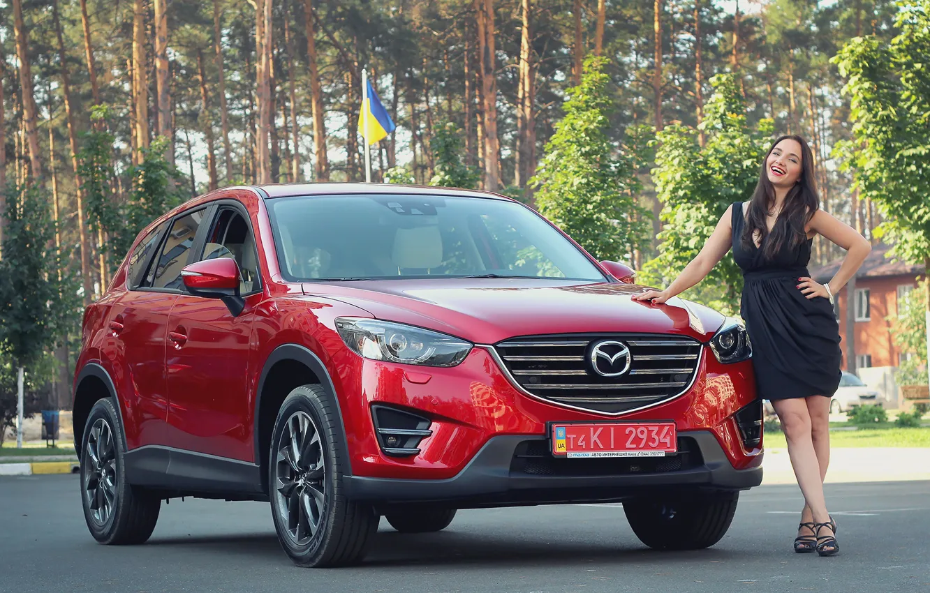 Фото обои взгляд, Девушки, Mazda, красивая девушка, красный авто, позирует над машиной
