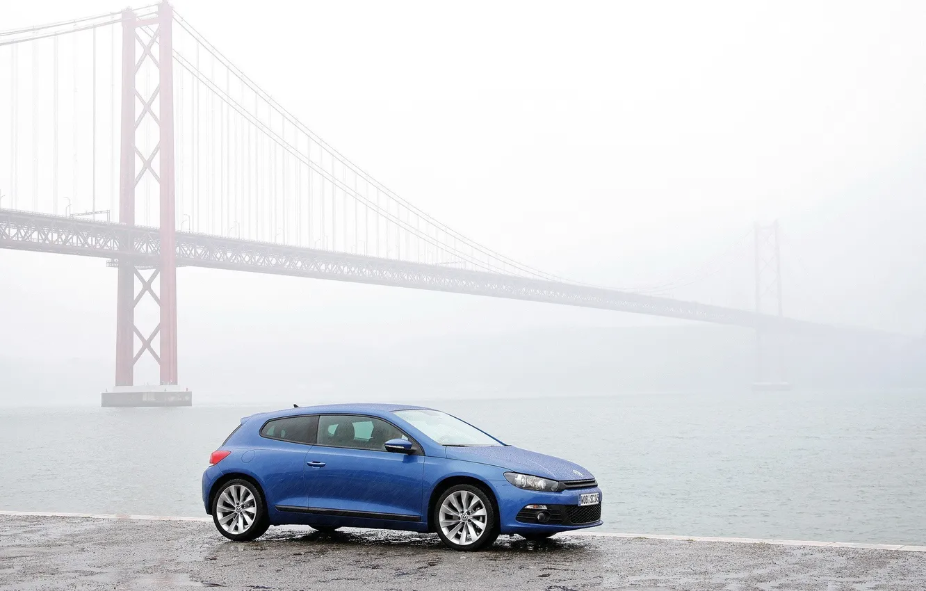 Фото обои Мост, Туман, Синий, Германия, Volkswagen, Машина, Набережная, Дождь