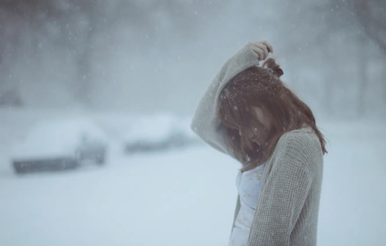 Фото обои зима, девушка, снег, машины, одиночество, рыжеволосая