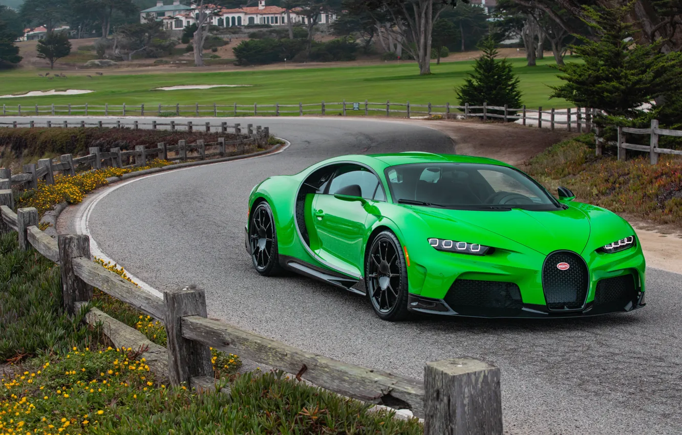 Fully exposed Green Carbon Bugatti