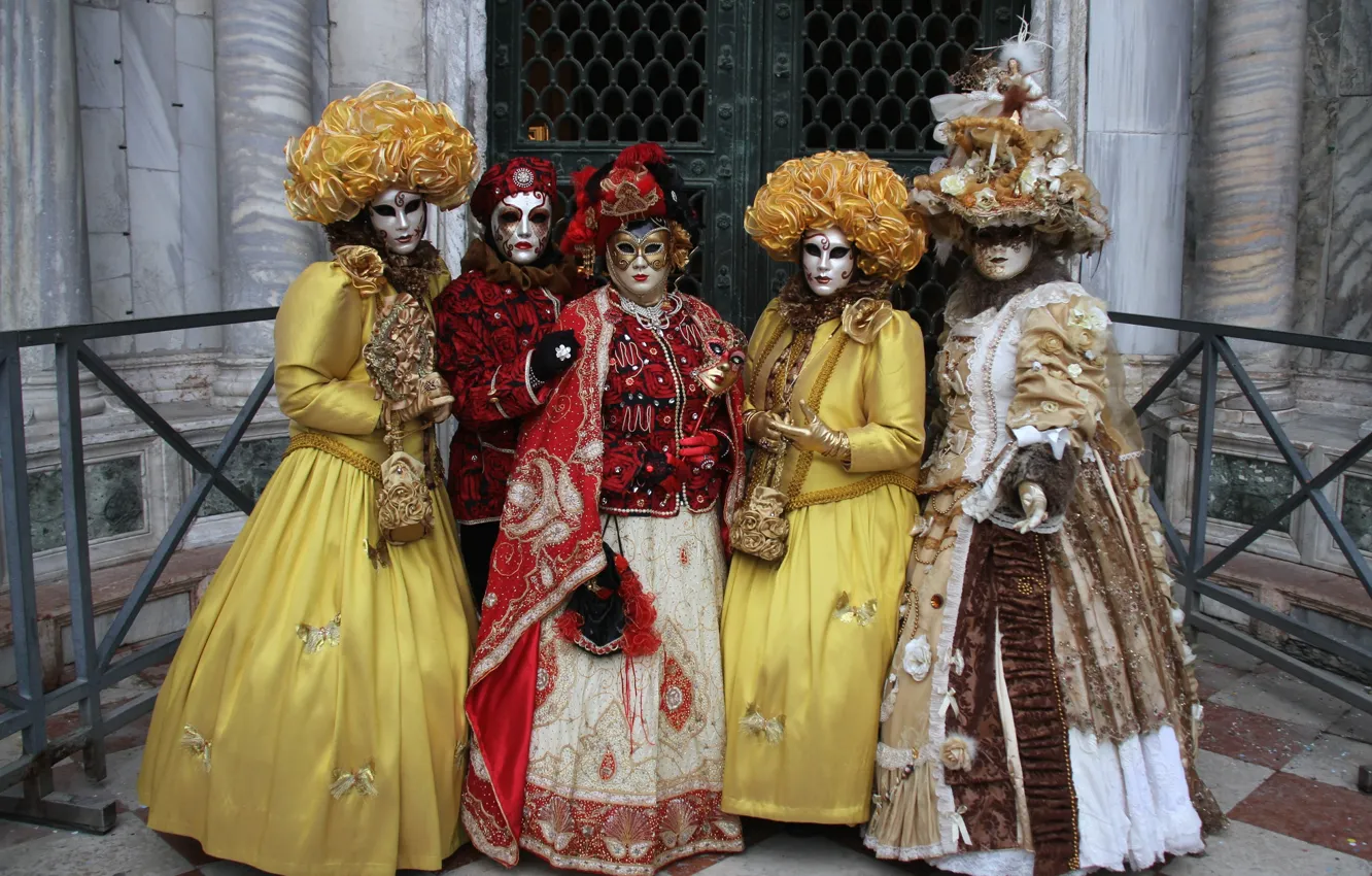 Фото обои группа, карнавал, маски, платья, карнавальные костюмы