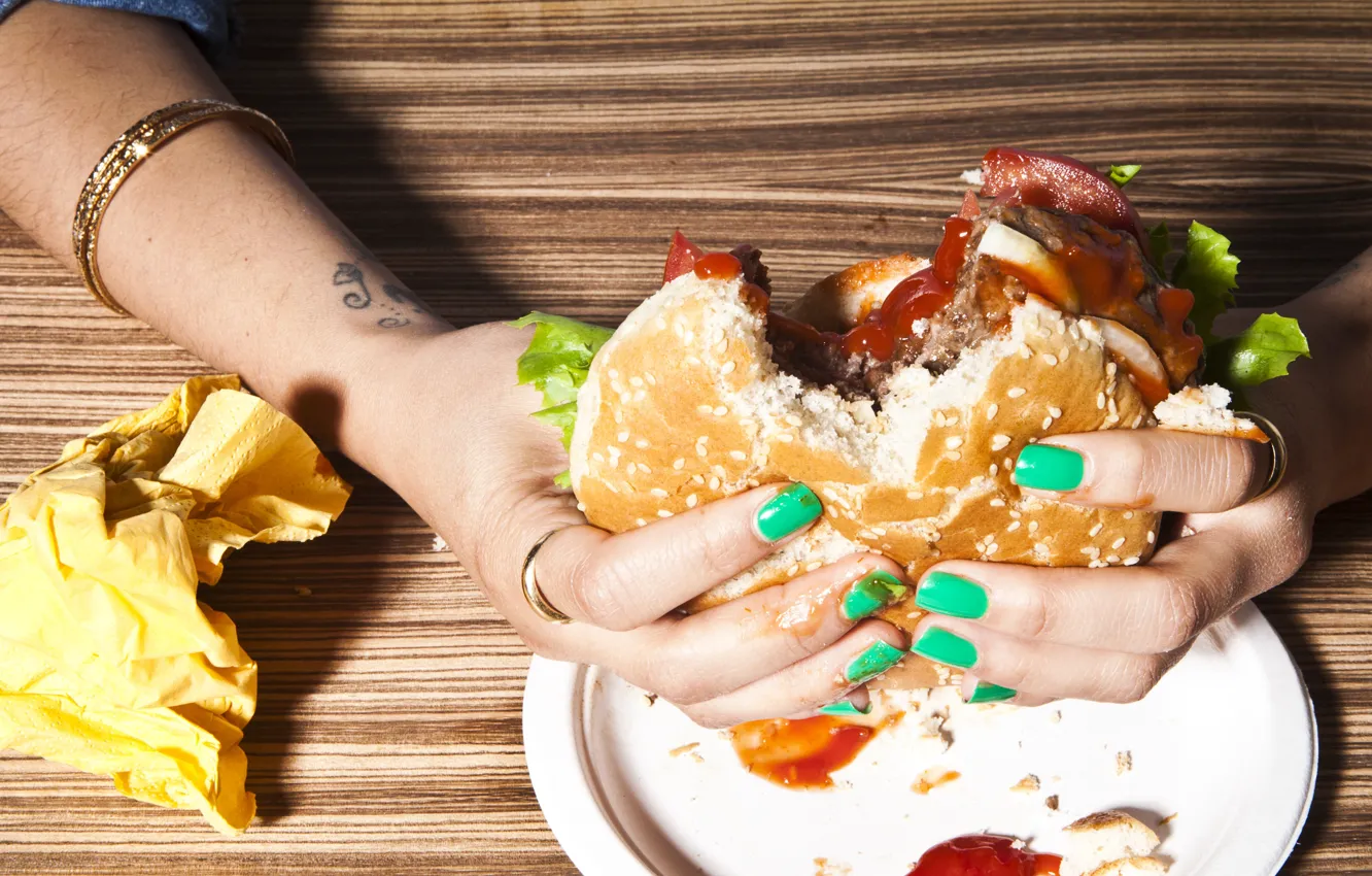 Фото обои woman, fast food, hamburger, fingers
